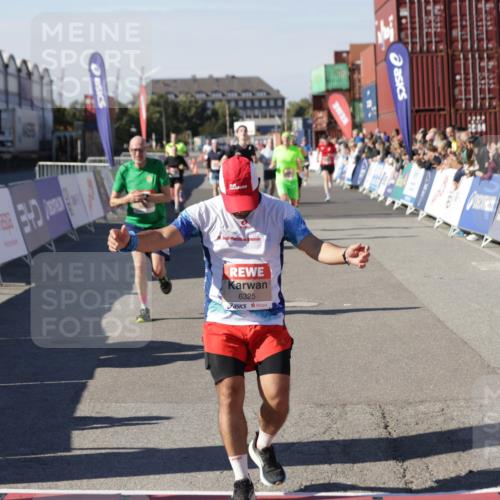 03.10.2025 - Köhlbrandbrückenlauf Jannik Wohlers http://msf.ph/oto/9108710 03.10.2025 12:59:34 Ziel 4111, 4119, 4215, 4270, 4475, 6060, 6325, 6616, 6666 meine-sportfotos.de