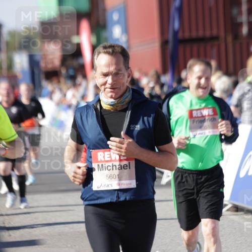 03.10.2025 - Köhlbrandbrückenlauf Jannik Wohlers http://msf.ph/oto/9108715 03.10.2025 13:29:28 Ziel 5340, 5344, 5366, 5470, 5514, 5601, 6063, 6118, 6156, 6309, 6334, 6335, 6336, 6351, 6387, 6539, 6543, 6554, 6555 meine-sportfotos.de