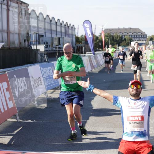 03.10.2025 - Köhlbrandbrückenlauf Jannik Wohlers http://msf.ph/oto/9108793 03.10.2025 12:59:35 Ziel 4111, 4119, 4215, 4270, 4475, 6060, 6325, 6364, 6616, 6666, 6754 meine-sportfotos.de