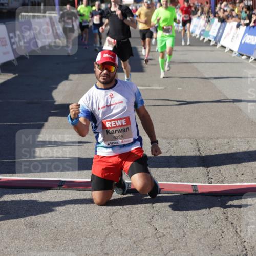03.10.2025 - Köhlbrandbrückenlauf Jannik Wohlers http://msf.ph/oto/9108880 03.10.2025 12:59:36 Ziel 4111, 4119, 4215, 4270, 4475, 6060, 6325, 6364, 6616, 6654, 6666, 6754 meine-sportfotos.de