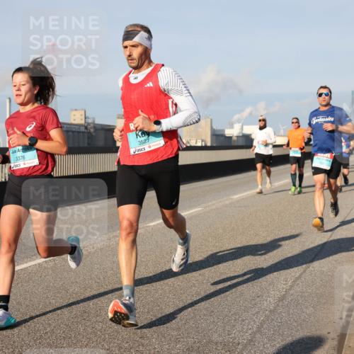 03.10.2025 - Köhlbrandbrückenlauf Lena Gebhardt http://msf.ph/oto/9108894 03.10.2025 09:41:10 Position 2 3376, 3527 meine-sportfotos.de