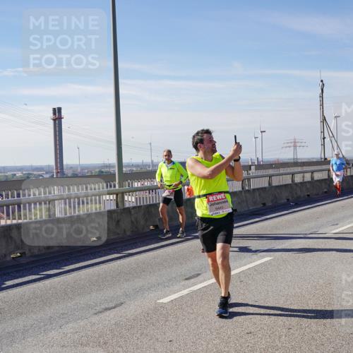 03.10.2025 - Köhlbrandbrückenlauf Michael Burmester http://msf.ph/oto/9108901 03.10.2025 12:51:34 Position 2 6445 meine-sportfotos.de