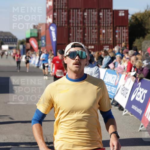 03.10.2025 - Köhlbrandbrückenlauf Jannik Wohlers http://msf.ph/oto/9108902 03.10.2025 12:59:41 Ziel 4111, 4215, 4270, 4475, 6142, 6254, 6325, 6364, 6616, 6654, 6666, 6754 meine-sportfotos.de