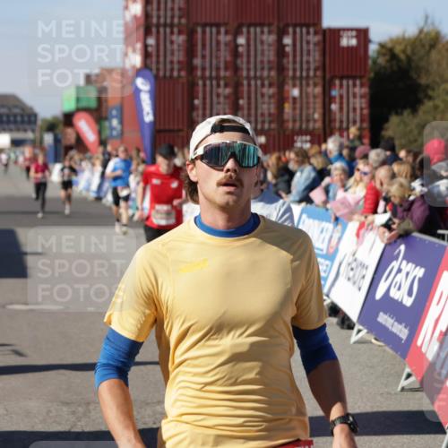 03.10.2025 - Köhlbrandbrückenlauf Jannik Wohlers http://msf.ph/oto/9108907 03.10.2025 12:59:41 Ziel 4111, 4215, 4270, 4475, 6142, 6254, 6325, 6364, 6616, 6654, 6666, 6754 meine-sportfotos.de