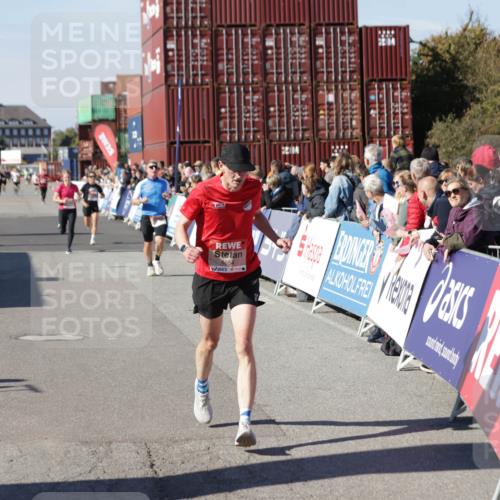 03.10.2025 - Köhlbrandbrückenlauf Jannik Wohlers http://msf.ph/oto/9108924 03.10.2025 12:59:42 Ziel 4111, 4215, 4270, 4475, 6142, 6254, 6325, 6364, 6601, 6616, 6654, 6666, 6754 meine-sportfotos.de