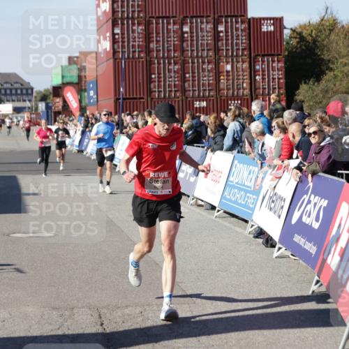 03.10.2025 - Köhlbrandbrückenlauf Jannik Wohlers http://msf.ph/oto/9108931 03.10.2025 12:59:42 Ziel 4111, 4215, 4270, 4475, 6142, 6254, 6325, 6364, 6601, 6616, 6654, 6666, 6754 meine-sportfotos.de