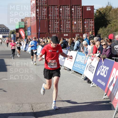 03.10.2025 - Köhlbrandbrückenlauf Jannik Wohlers http://msf.ph/oto/9108938 03.10.2025 12:59:42 Ziel 4111, 4215, 4270, 4475, 6142, 6254, 6325, 6364, 6601, 6616, 6654, 6666, 6754 meine-sportfotos.de