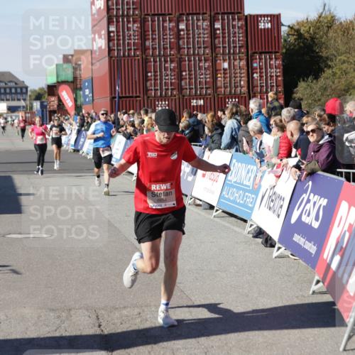 03.10.2025 - Köhlbrandbrückenlauf Jannik Wohlers http://msf.ph/oto/9108945 03.10.2025 12:59:42 Ziel 4111, 4215, 4270, 4475, 6142, 6254, 6325, 6364, 6601, 6616, 6654, 6666, 6754 meine-sportfotos.de