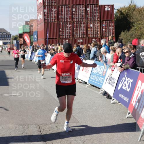 03.10.2025 - Köhlbrandbrückenlauf Jannik Wohlers http://msf.ph/oto/9108952 03.10.2025 12:59:42 Ziel 4111, 4215, 4270, 4475, 6142, 6254, 6325, 6364, 6601, 6616, 6654, 6666, 6754 meine-sportfotos.de