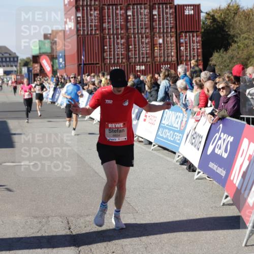 03.10.2025 - Köhlbrandbrückenlauf Jannik Wohlers http://msf.ph/oto/9108957 03.10.2025 12:59:42 Ziel 4111, 4215, 4270, 4475, 6142, 6254, 6325, 6364, 6601, 6616, 6654, 6666, 6754 meine-sportfotos.de