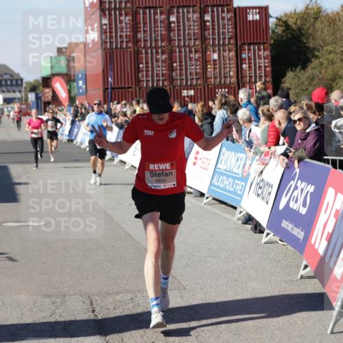 03.10.2025 - Köhlbrandbrückenlauf Jannik Wohlers http://msf.ph/oto/9108971 03.10.2025 12:59:43 Ziel 4074, 4111, 4215, 4270, 4475, 6142, 6254, 6325, 6364, 6601, 6616, 6654, 6666, 6754 meine-sportfotos.de