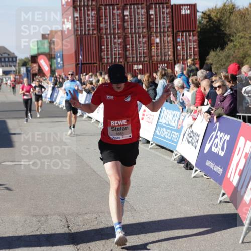 03.10.2025 - Köhlbrandbrückenlauf Jannik Wohlers http://msf.ph/oto/9108978 03.10.2025 12:59:43 Ziel 4074, 4111, 4215, 4270, 4475, 6142, 6254, 6325, 6364, 6601, 6616, 6654, 6666, 6754 meine-sportfotos.de