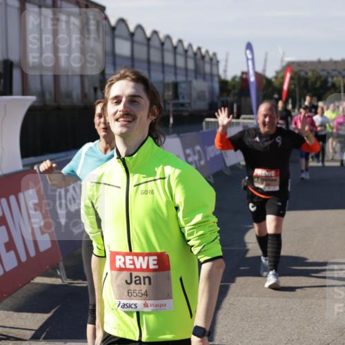 03.10.2025 - Köhlbrandbrückenlauf Jannik Wohlers http://msf.ph/oto/9109006 03.10.2025 13:29:36 Ziel 5470, 5482, 5601, 6093, 6156, 6215, 6334, 6335, 6336, 6351, 6387, 6439, 6539, 6543, 6554, 6555 meine-sportfotos.de