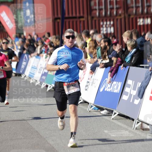 03.10.2025 - Köhlbrandbrückenlauf Jannik Wohlers http://msf.ph/oto/9109009 03.10.2025 12:59:44 Ziel 4074, 4111, 4215, 4270, 4475, 6142, 6254, 6364, 6601, 6616, 6654, 6666, 6754 meine-sportfotos.de