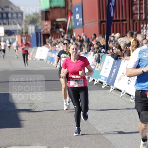 03.10.2025 - Köhlbrandbrückenlauf Jannik Wohlers http://msf.ph/oto/9109070 03.10.2025 12:59:45 Ziel 4074, 4111, 4215, 4270, 4475, 6142, 6254, 6364, 6601, 6616, 6654, 6666, 6754 meine-sportfotos.de