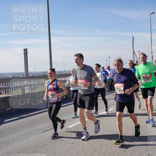 03.10.2025 - Köhlbrandbrückenlauf Michael Burmester http://msf.ph/oto/9109260 03.10.2025 12:51:49 Position 2 4816, 4721, 4756 meine-sportfotos.de