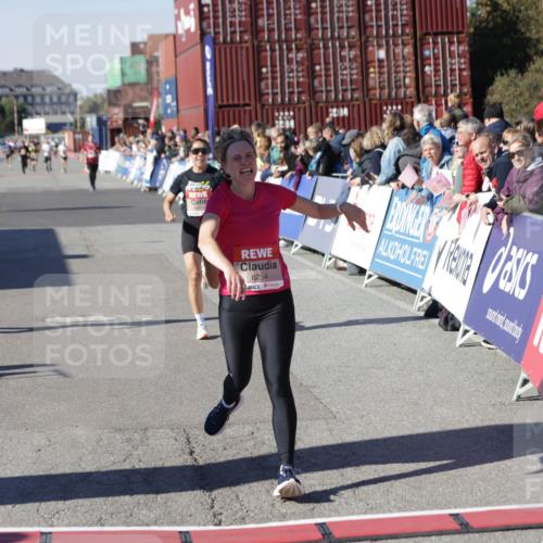 03.10.2025 - Köhlbrandbrückenlauf Jannik Wohlers http://msf.ph/oto/9109277 03.10.2025 12:59:47 Ziel 4074, 4111, 4215, 4270, 4475, 6142, 6254, 6364, 6601, 6616, 6654, 6754 meine-sportfotos.de
