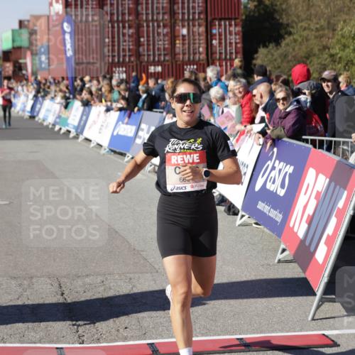 03.10.2025 - Köhlbrandbrückenlauf Jannik Wohlers http://msf.ph/oto/9109445 03.10.2025 12:59:49 Ziel 4074, 4111, 4215, 4554, 6142, 6254, 6364, 6601, 6616, 6654, 6754 meine-sportfotos.de