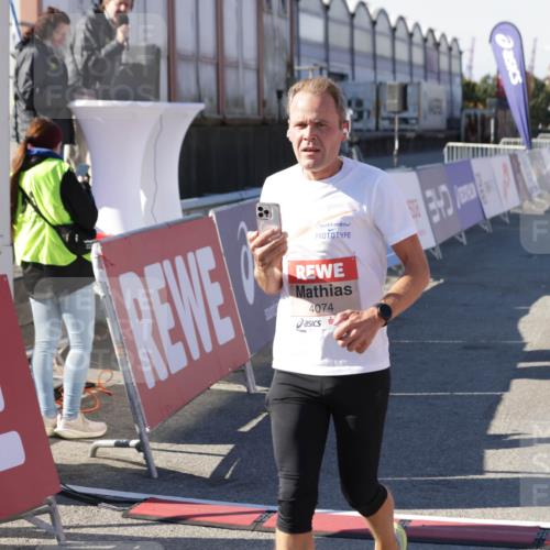 03.10.2025 - Köhlbrandbrückenlauf Jannik Wohlers http://msf.ph/oto/9109481 03.10.2025 12:59:50 Ziel 4074, 4111, 4215, 4554, 6142, 6254, 6364, 6601, 6654, 6754 meine-sportfotos.de