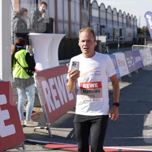 03.10.2025 - Köhlbrandbrückenlauf Jannik Wohlers http://msf.ph/oto/9109497 03.10.2025 12:59:50 Ziel 4074, 4111, 4215, 4554, 6142, 6254, 6364, 6601, 6654, 6754 meine-sportfotos.de