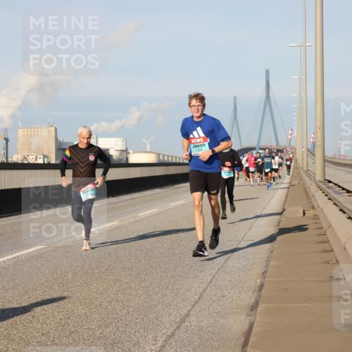 03.10.2025 - Köhlbrandbrückenlauf Lena Gebhardt http://msf.ph/oto/9109522 03.10.2025 09:41:22 Position 2 1230 meine-sportfotos.de