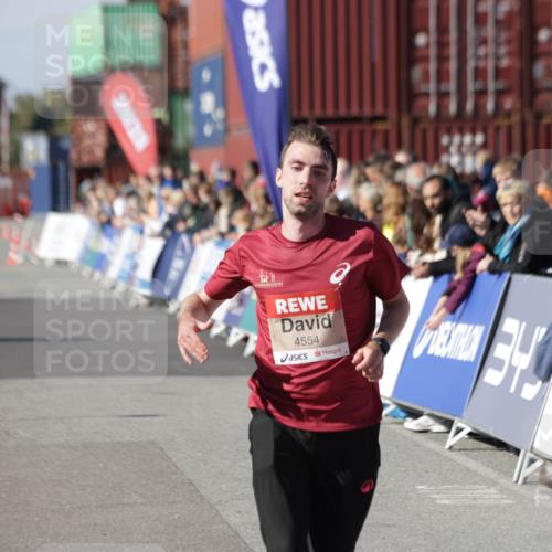 03.10.2025 - Köhlbrandbrückenlauf Jannik Wohlers http://msf.ph/oto/9109536 03.10.2025 12:59:55 Ziel 4074, 4554, 6142, 6254, 6601 meine-sportfotos.de