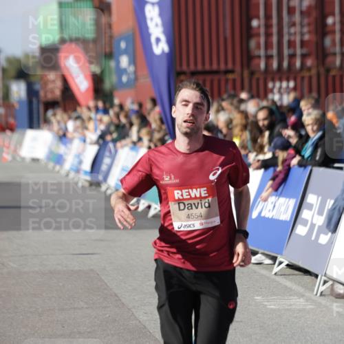 03.10.2025 - Köhlbrandbrückenlauf Jannik Wohlers http://msf.ph/oto/9109541 03.10.2025 12:59:55 Ziel 4074, 4554, 6142, 6254, 6601 meine-sportfotos.de