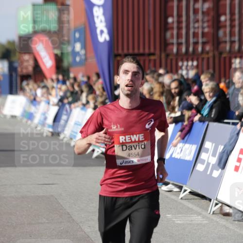03.10.2025 - Köhlbrandbrückenlauf Jannik Wohlers http://msf.ph/oto/9109551 03.10.2025 12:59:55 Ziel 4074, 4554, 6142, 6254, 6601 meine-sportfotos.de