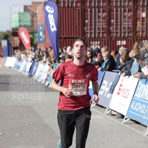 03.10.2025 - Köhlbrandbrückenlauf Jannik Wohlers http://msf.ph/oto/9109574 03.10.2025 12:59:55 Ziel 4074, 4554, 6142, 6254, 6601 meine-sportfotos.de
