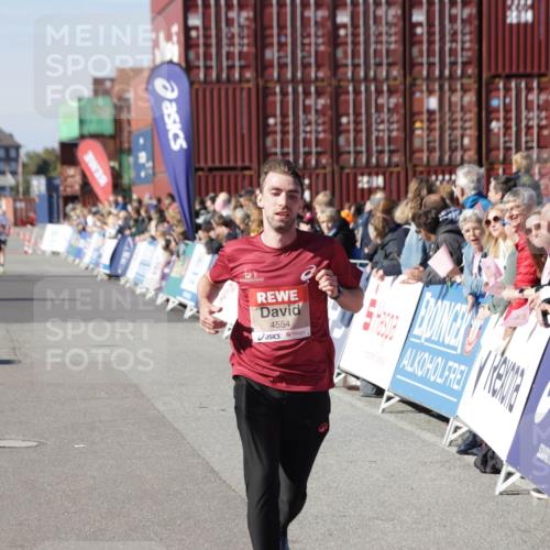 03.10.2025 - Köhlbrandbrückenlauf Jannik Wohlers http://msf.ph/oto/9109607 03.10.2025 12:59:55 Ziel 4074, 4554, 6142, 6254, 6601 meine-sportfotos.de