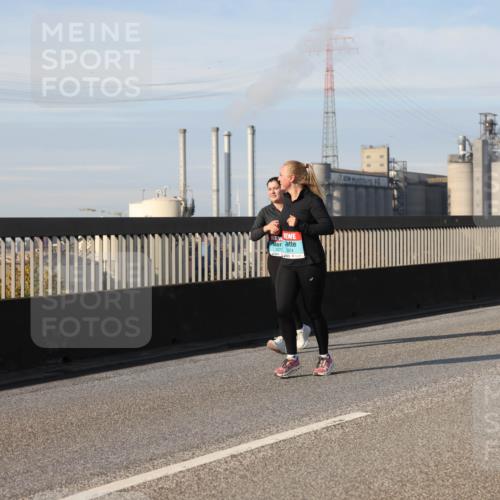 03.10.2025 - Köhlbrandbrückenlauf Lena Gebhardt http://msf.ph/oto/9109609 03.10.2025 10:14:43 Position 2 3373, 3374 meine-sportfotos.de
