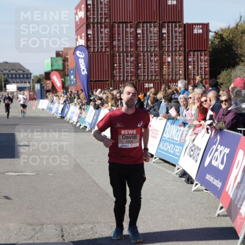 03.10.2025 - Köhlbrandbrückenlauf Jannik Wohlers http://msf.ph/oto/9109621 03.10.2025 12:59:55 Ziel 4074, 4554, 6142, 6254, 6601 meine-sportfotos.de