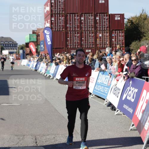 03.10.2025 - Köhlbrandbrückenlauf Jannik Wohlers http://msf.ph/oto/9109627 03.10.2025 12:59:55 Ziel 4074, 4554, 6142, 6254, 6601 meine-sportfotos.de
