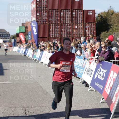 03.10.2025 - Köhlbrandbrückenlauf Jannik Wohlers http://msf.ph/oto/9109639 03.10.2025 12:59:55 Ziel 4074, 4554, 6142, 6254, 6601 meine-sportfotos.de