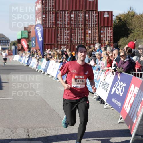 03.10.2025 - Köhlbrandbrückenlauf Jannik Wohlers http://msf.ph/oto/9109644 03.10.2025 12:59:55 Ziel 4074, 4554, 6142, 6254, 6601 meine-sportfotos.de