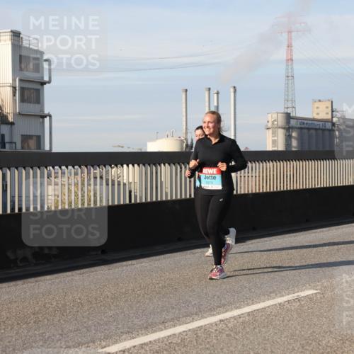 03.10.2025 - Köhlbrandbrückenlauf Lena Gebhardt http://msf.ph/oto/9109648 03.10.2025 10:14:43 Position 2 3374 meine-sportfotos.de