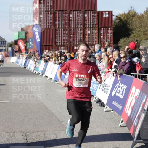 03.10.2025 - Köhlbrandbrückenlauf Jannik Wohlers http://msf.ph/oto/9109652 03.10.2025 12:59:55 Ziel 4074, 4554, 6142, 6254, 6601 meine-sportfotos.de