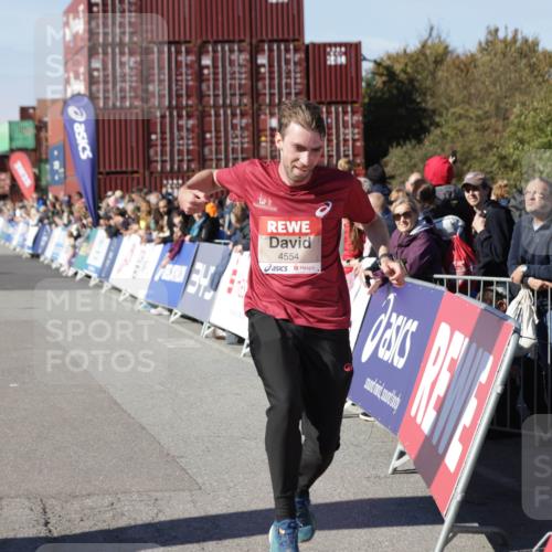 03.10.2025 - Köhlbrandbrückenlauf Jannik Wohlers http://msf.ph/oto/9109663 03.10.2025 12:59:56 Ziel 4074, 4554, 6142, 6254, 6601 meine-sportfotos.de