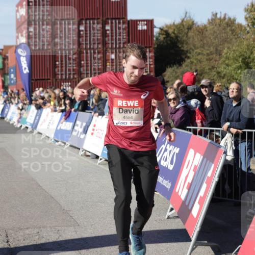 03.10.2025 - Köhlbrandbrückenlauf Jannik Wohlers http://msf.ph/oto/9109671 03.10.2025 12:59:56 Ziel 4074, 4554, 6142, 6254, 6601 meine-sportfotos.de