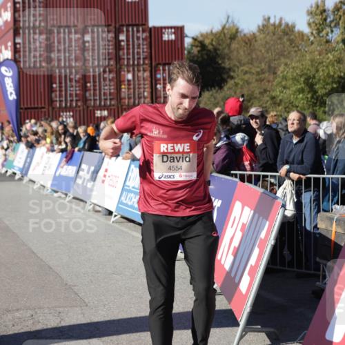 03.10.2025 - Köhlbrandbrückenlauf Jannik Wohlers http://msf.ph/oto/9109676 03.10.2025 12:59:56 Ziel 4074, 4554, 6142, 6254, 6601 meine-sportfotos.de