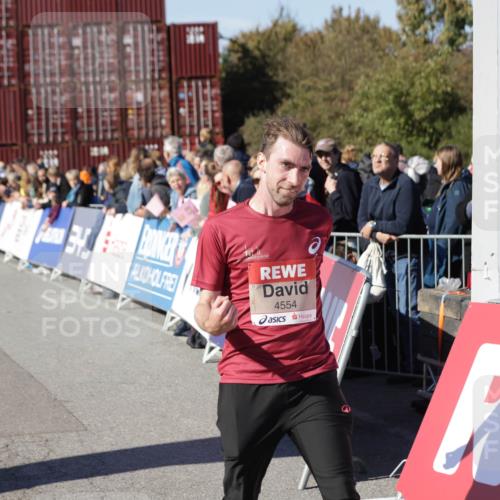 03.10.2025 - Köhlbrandbrückenlauf Jannik Wohlers http://msf.ph/oto/9109695 03.10.2025 12:59:56 Ziel 4074, 4554, 6142, 6254, 6601 meine-sportfotos.de