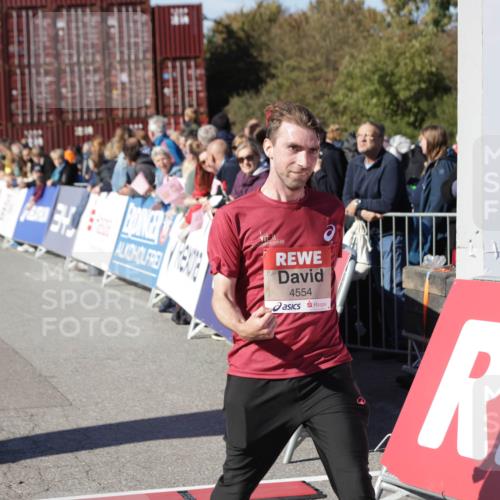 03.10.2025 - Köhlbrandbrückenlauf Jannik Wohlers http://msf.ph/oto/9109701 03.10.2025 12:59:56 Ziel 4074, 4554, 6142, 6254, 6601 meine-sportfotos.de