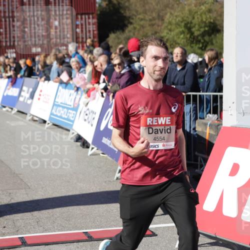 03.10.2025 - Köhlbrandbrückenlauf Jannik Wohlers http://msf.ph/oto/9109710 03.10.2025 12:59:56 Ziel 4074, 4554, 6142, 6254, 6601 meine-sportfotos.de
