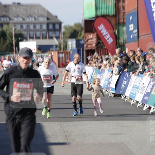 03.10.2025 - Köhlbrandbrückenlauf Jannik Wohlers http://msf.ph/oto/9109719 03.10.2025 13:00:02 Ziel 4261, 4319, 4554, 6368 meine-sportfotos.de