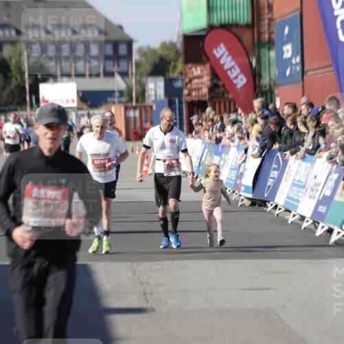 03.10.2025 - Köhlbrandbrückenlauf Jannik Wohlers http://msf.ph/oto/9109724 03.10.2025 13:00:02 Ziel 4261, 4319, 4554, 6368 meine-sportfotos.de