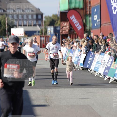 03.10.2025 - Köhlbrandbrückenlauf Jannik Wohlers http://msf.ph/oto/9109730 03.10.2025 13:00:02 Ziel 4261, 4319, 4554, 6368 meine-sportfotos.de