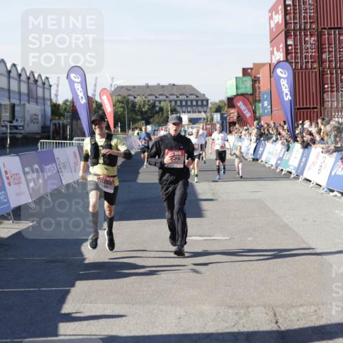 03.10.2025 - Köhlbrandbrückenlauf Jannik Wohlers http://msf.ph/oto/9109738 03.10.2025 13:00:02 Ziel 4261, 4319, 4554, 6368 meine-sportfotos.de