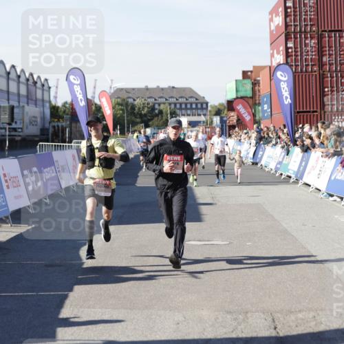 03.10.2025 - Köhlbrandbrückenlauf Jannik Wohlers http://msf.ph/oto/9109744 03.10.2025 13:00:03 Ziel 4261, 4319, 4554, 6368 meine-sportfotos.de