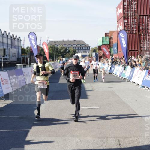 03.10.2025 - Köhlbrandbrückenlauf Jannik Wohlers http://msf.ph/oto/9109750 03.10.2025 13:00:03 Ziel 4261, 4319, 4554, 6368 meine-sportfotos.de