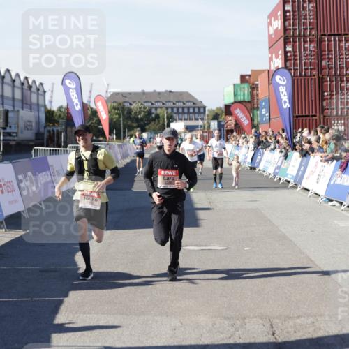 03.10.2025 - Köhlbrandbrückenlauf Jannik Wohlers http://msf.ph/oto/9109756 03.10.2025 13:00:03 Ziel 4261, 4319, 4554, 6368 meine-sportfotos.de
